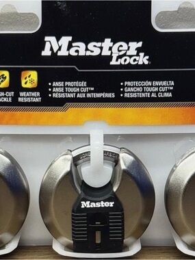 A pack 3 of Master Lock Magnum 2-3/4 in (70 mm) stainless steel discus padlocks